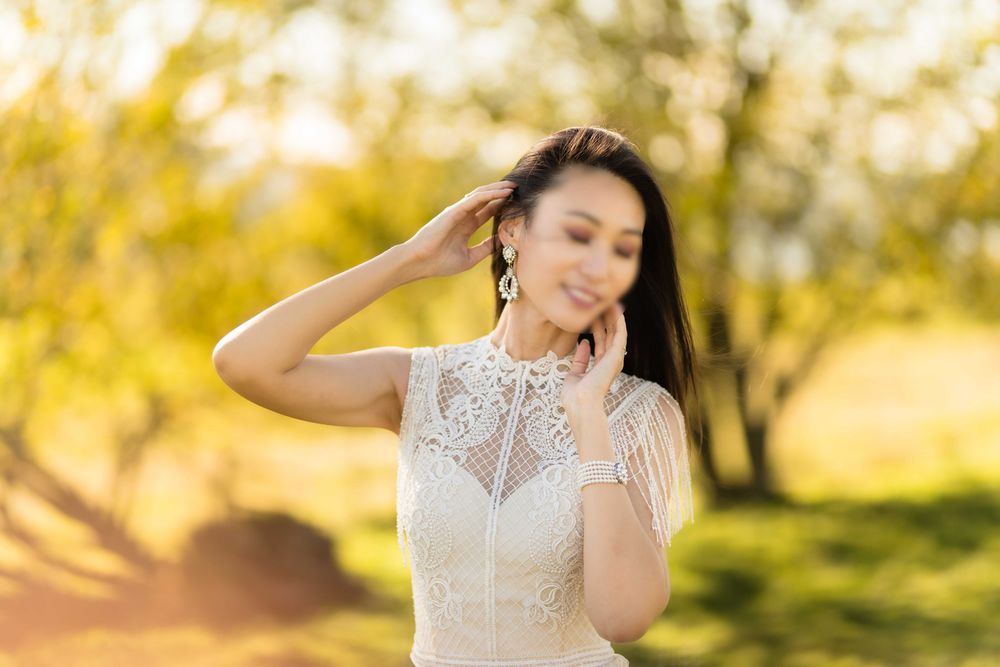Piękna suknia ślubna w subtelnym, lekko boho stylu.