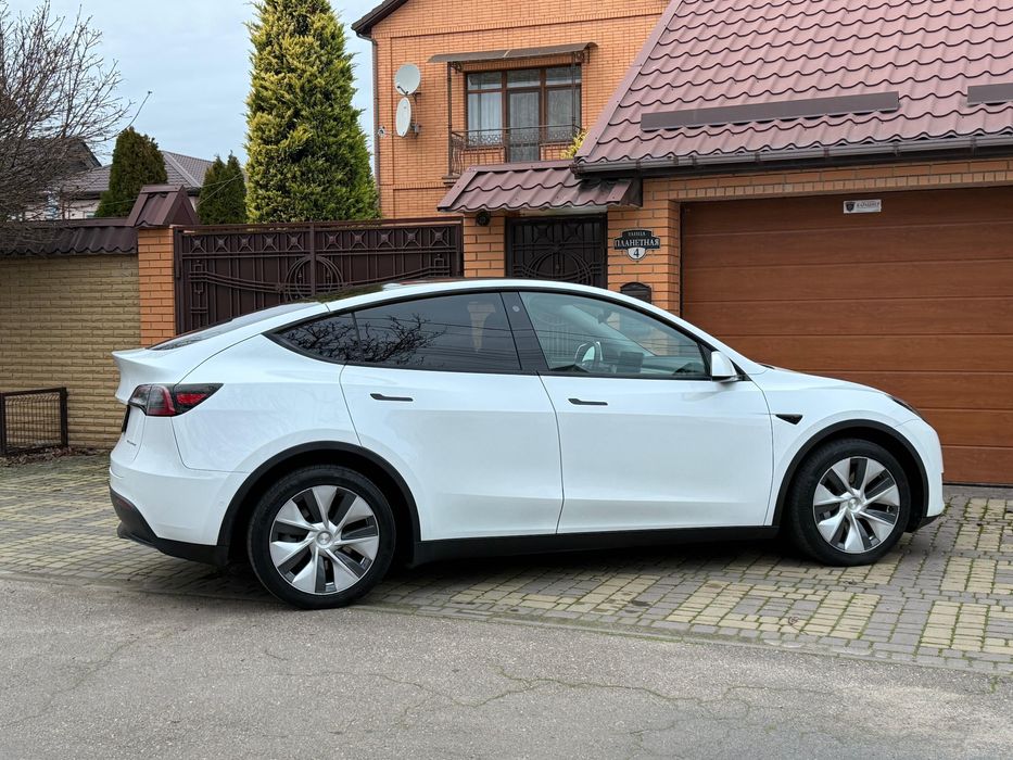 Продаю Tesla model Y