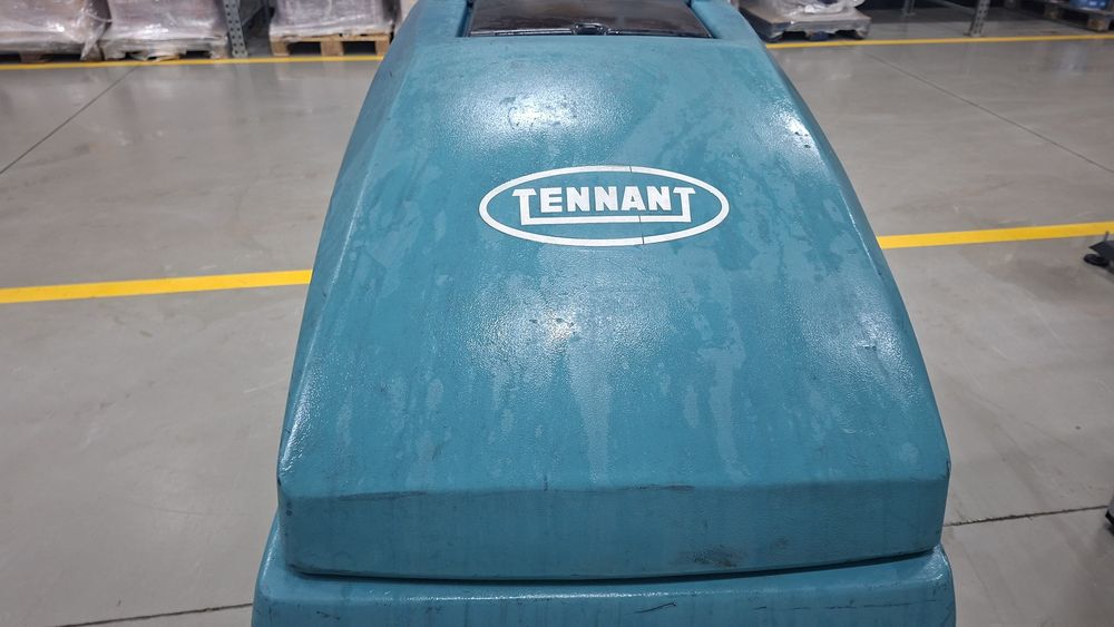 Máquina  lavar e aspirar chão industrial// bateria Tennant