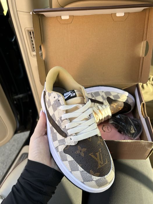 В наявності трендові кросівки