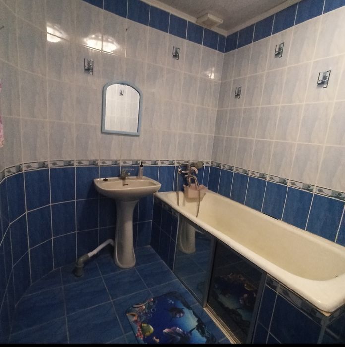 Здам в центрі Жмеринки велику 2 кімнатну квартиру 82м/ +закритий двір