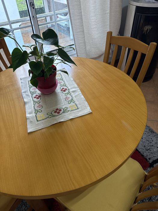 Mesa de jantar em faia com 4 cadeiras