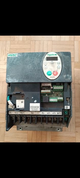 Falownik Schneider ATV212HD11N4    11 kw
 Zgrabny wymiarowo. 

Cena ob