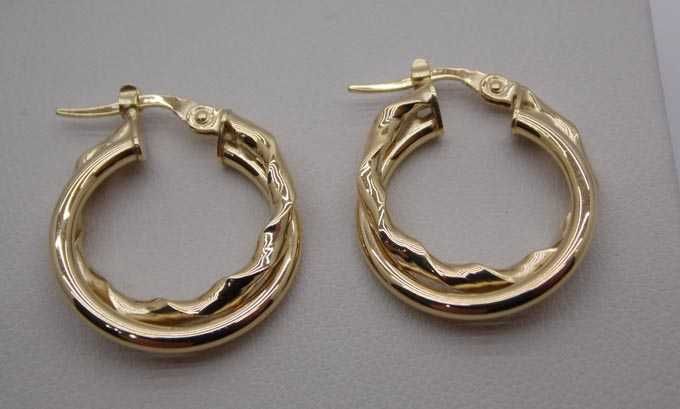 Złote kolczyki splecione koła.