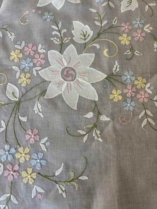 Toalha de mesa linho e organdi , decorado com um delicado bordado floral à mão com 6 guardanapos