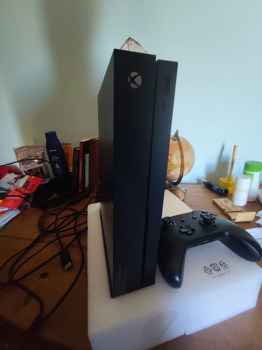 Xbox One X  ( 1 Tb )