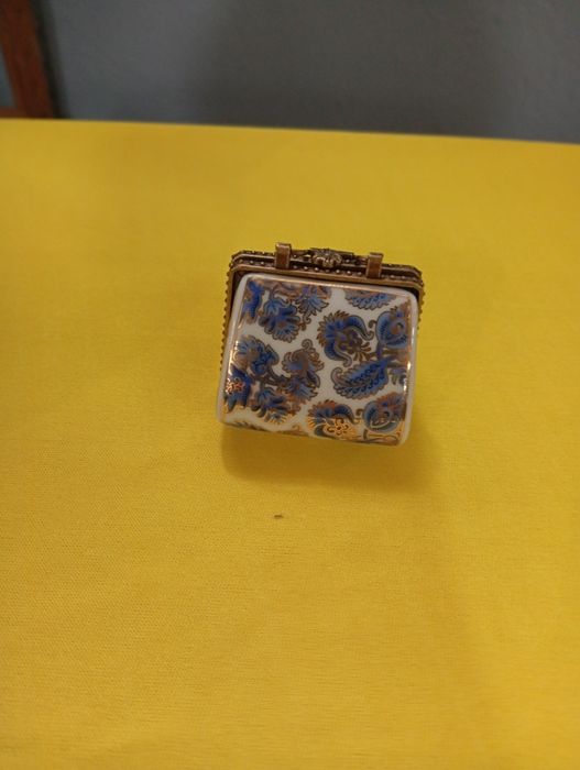 Caixa em porcelana em forma de mala  5cm fecho em metal