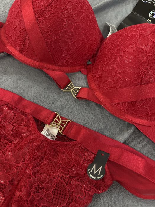 Комплект білизни, червоний бюст 85С, трусики М