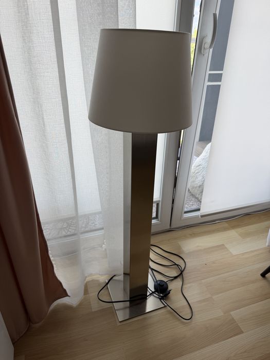 Lampa stojąca z białym abażurem
