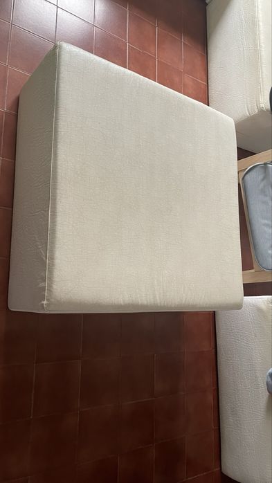 Puff quadrado e branco