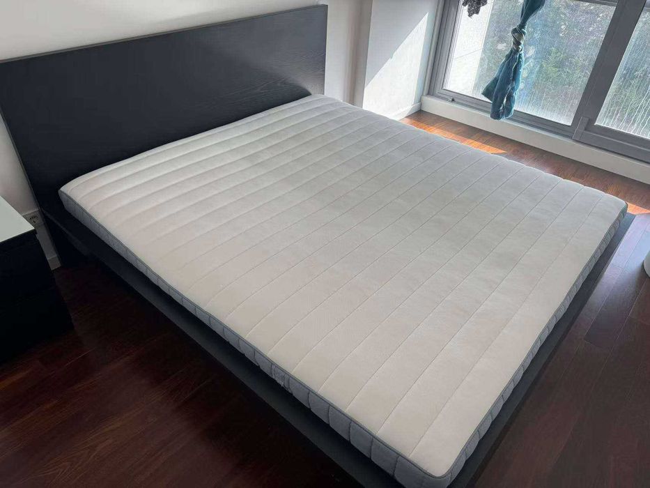 Um design simples com chapa de madeira maciça.Comprado no IKEA.