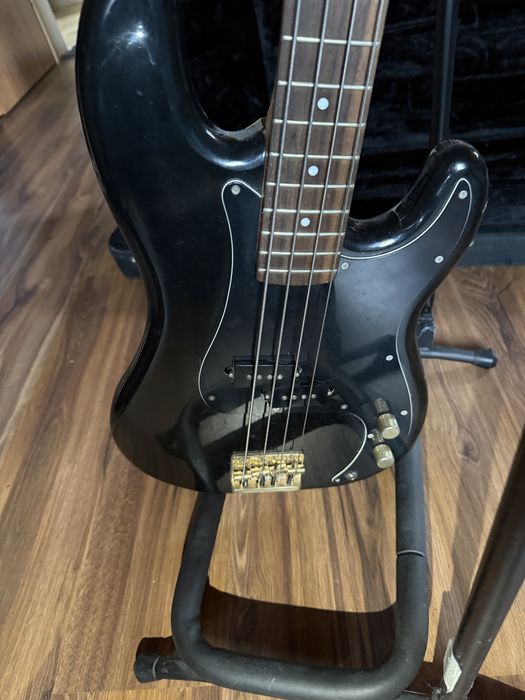 Gitara basowa lutnicza Fender Precision