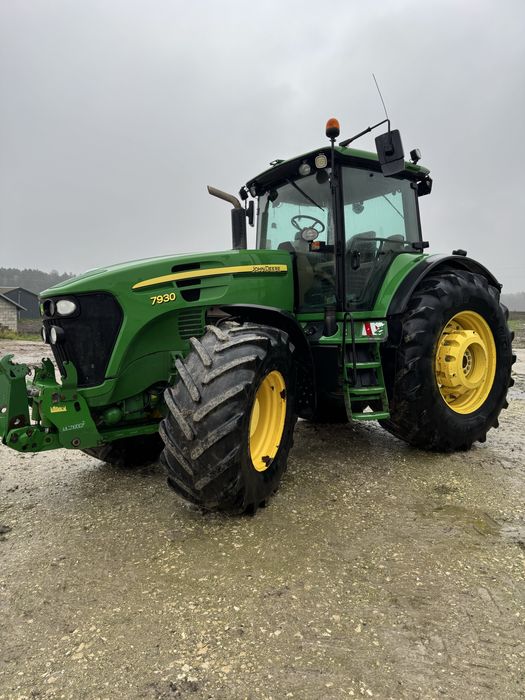 John  Deere 7930.
