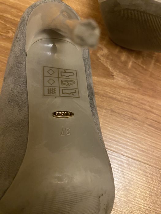 Szare buty na szpilce