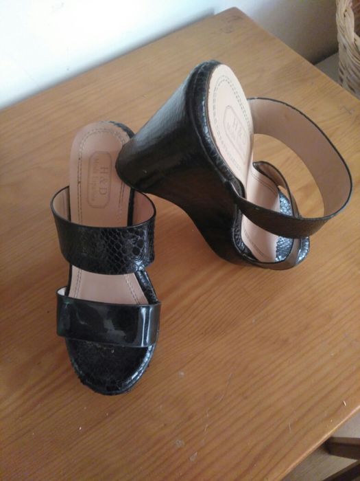 Sandálias com tacão