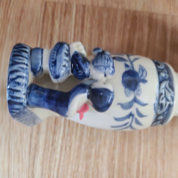 Ozdobny niebieski wazonik