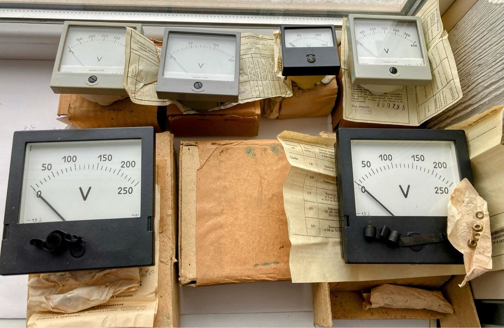 Вольтметри різні нові
