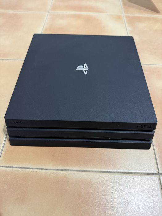 PS4 Pro 1TB + 2 comandos + cabos