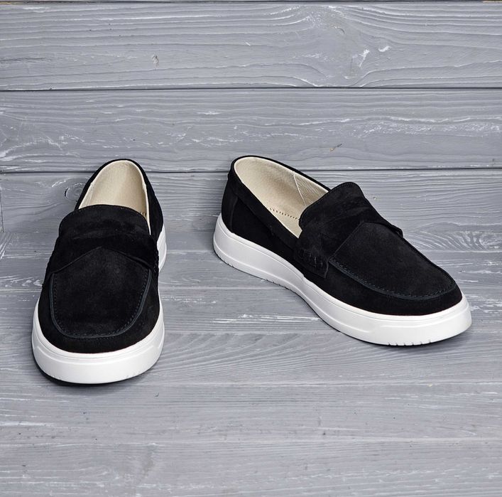 Мужские черные замшевые кожаные закрытые лоферы на светлой подошве!