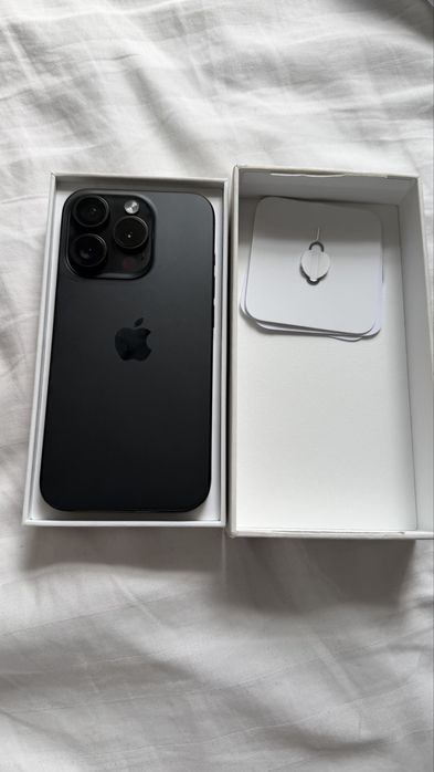 iPhone 15 Pro em muito bom estado, totalmente funcional e bem estimado.