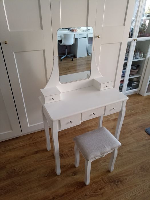 Stylowa toaletka dla dziewczynki