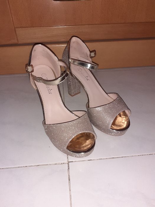 Sandálias douradas brilhantes Salto Alto ( Marca Lrisska ) Novas