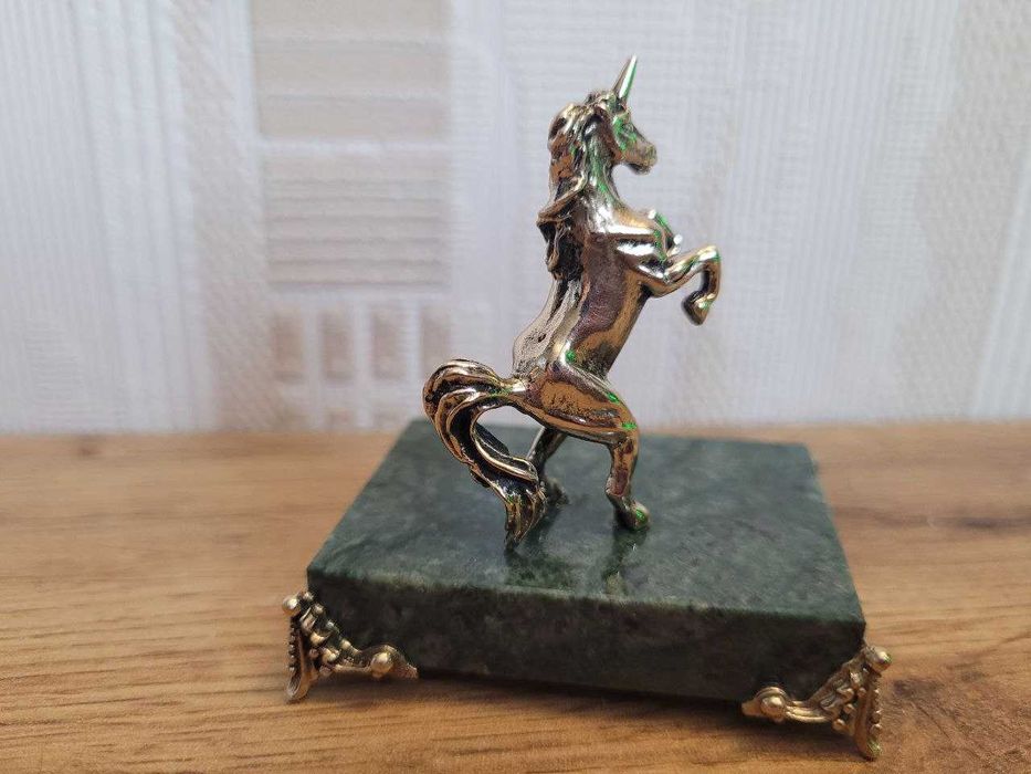 Фигура Единорога б из бронзы на зелёном камне на ножках, статуэтка шик