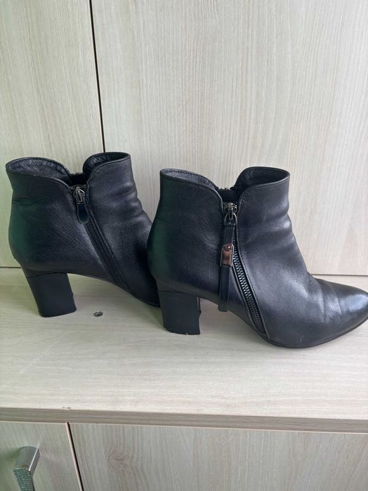 Продам жіночі шкіряні черевики в гарному стані ( б/у) бренду Genuin Vivier.