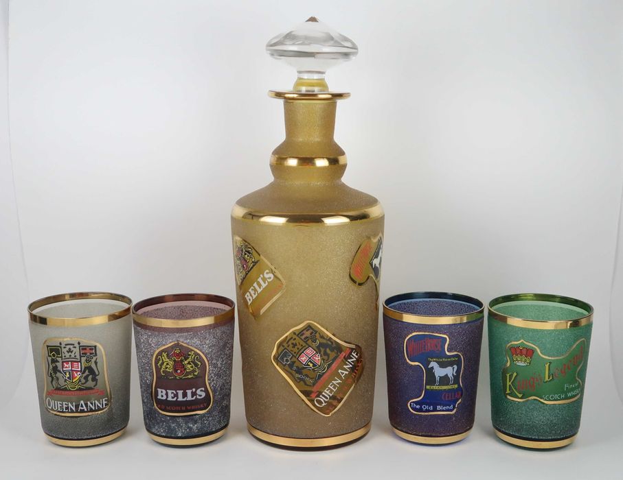 Garrafa de Whiskey com 4 copos em vidro antigo areado