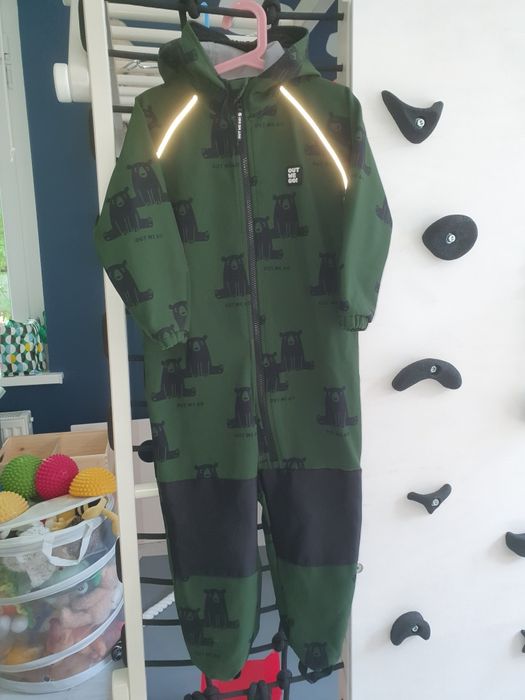 Out we go, Kombinezon Bobby’s Black Bear on Dark Green