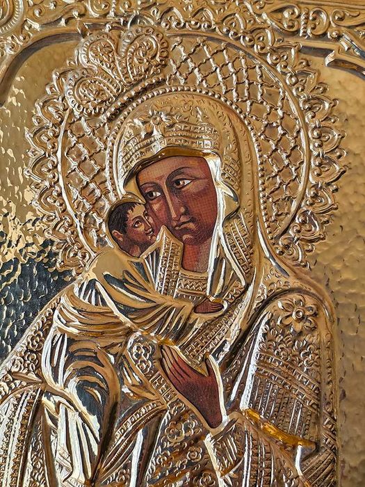 Quadro antigo representando a mãe de Deus