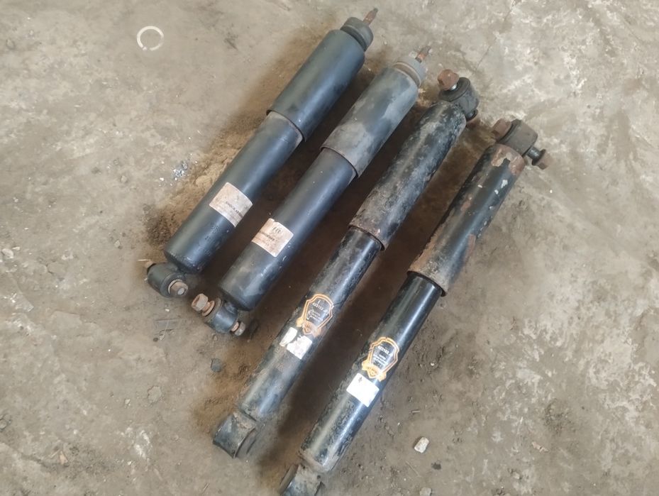 Продам комплект , Амортизаторов OPEL Frontera 1999 год
