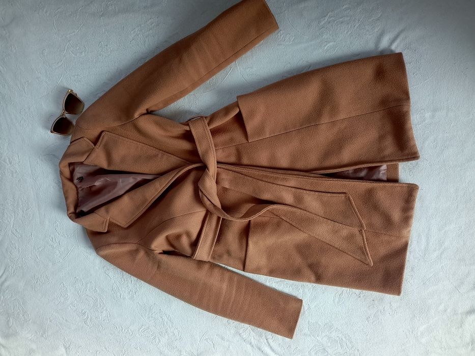 Beżowy płaszcz damski