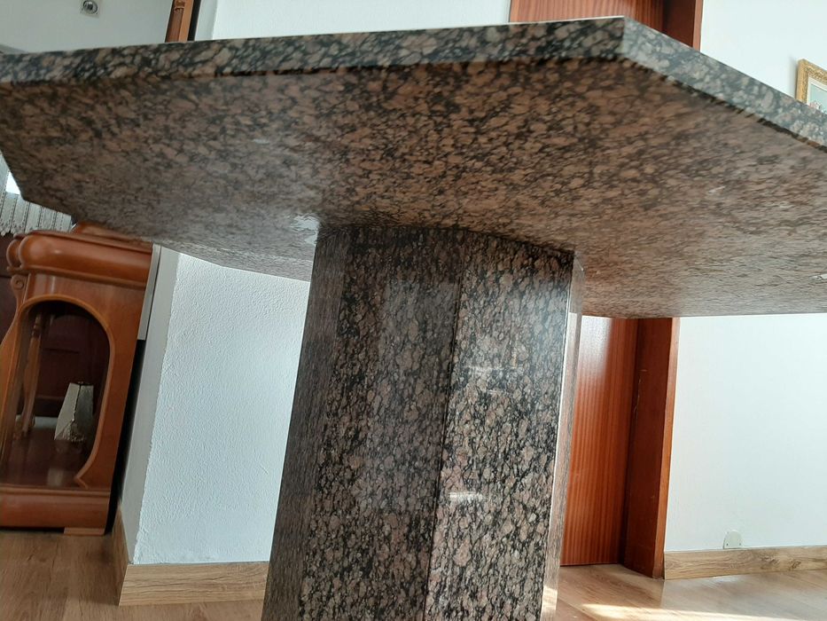 Mesa de Refeições Octogonal em Granito imitar Madeira Exótica...