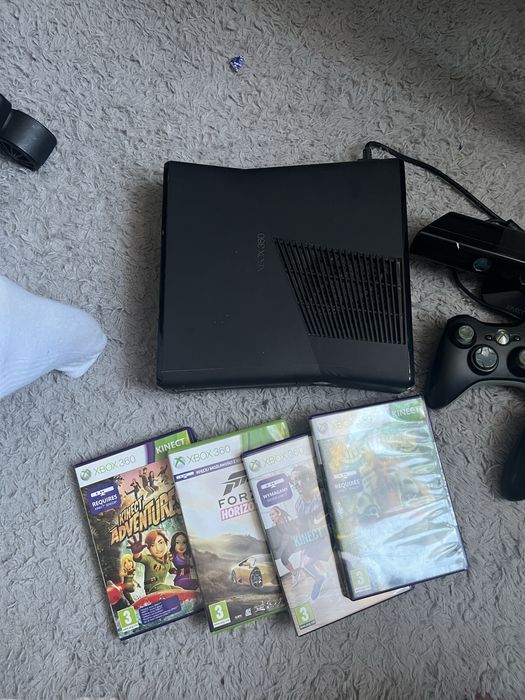 Xbox 360 slim trzy pady kinect i cztery gry. Cena do negocjacji