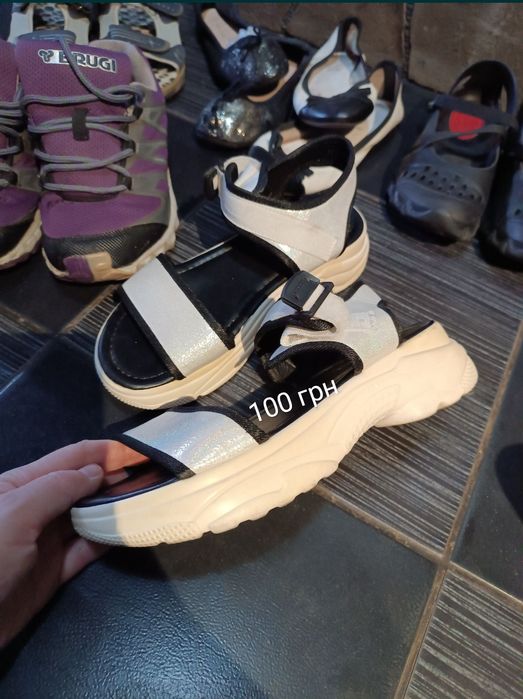 Взуття жіноче 37 розмір кросівки коралки сандалі чоботи хайтопи балетк