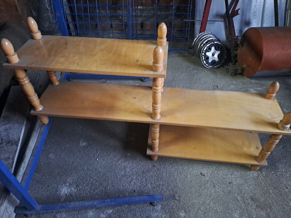 Półka ścienna z czasów PRL