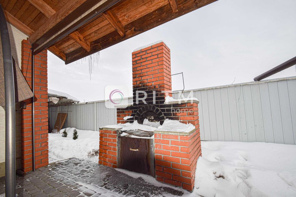 Оренда сучасного будинку, що поєднує затишок та функціональність.