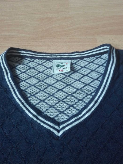 Granatowy sweterek Lacoste
