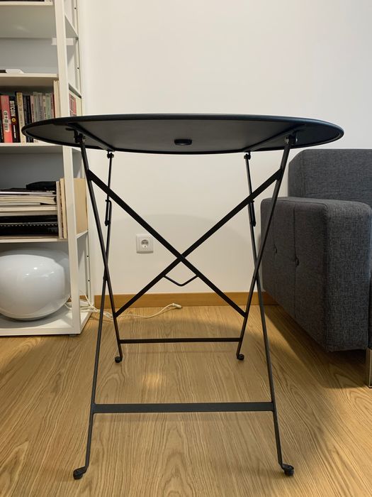 Mesa metálica redonda, 77cm diâmetro.