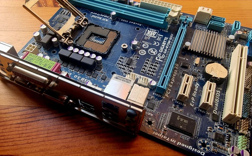 Kit Motherboard Asus H61M-F + Intel Pentium G860 + 8GB RAM Corsair