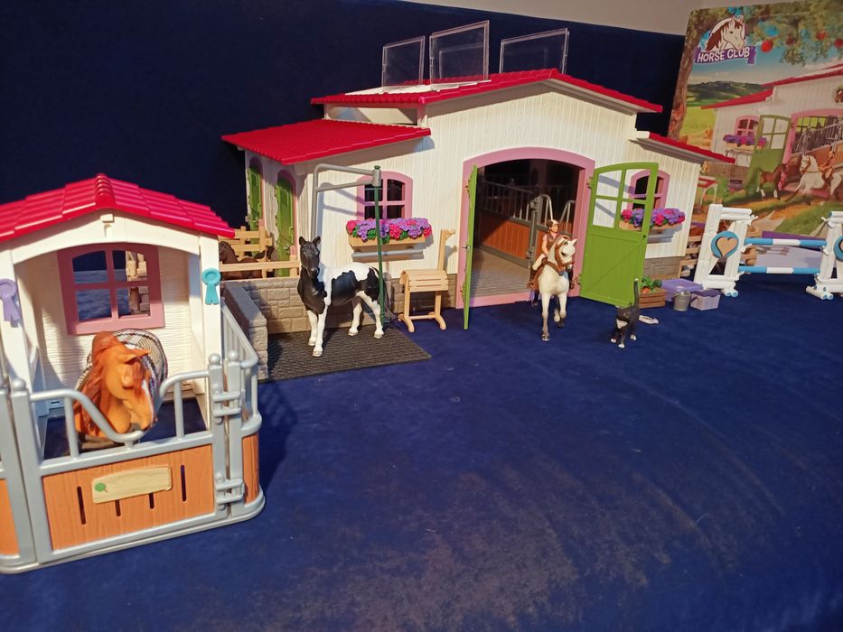 Stajnia Schleich biala kompletny zestaw z gratisami