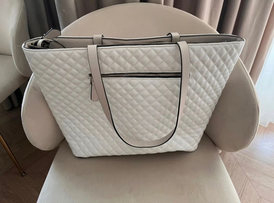 Pikowana torebka Guess