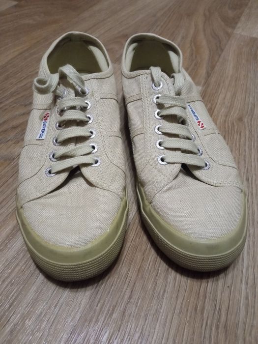 Кроссовки женские.