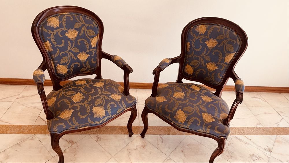 Par de cadeirões clássicos estilo Luís XV - como novos