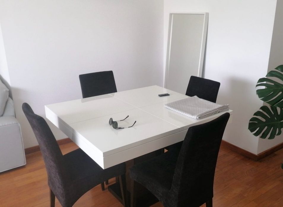 Mesa madeira maciça extensível c/ 4 cadeiras