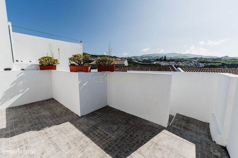 Moradia T3 com Terraço e Vista Mar em Santa Cruz, Lagoa