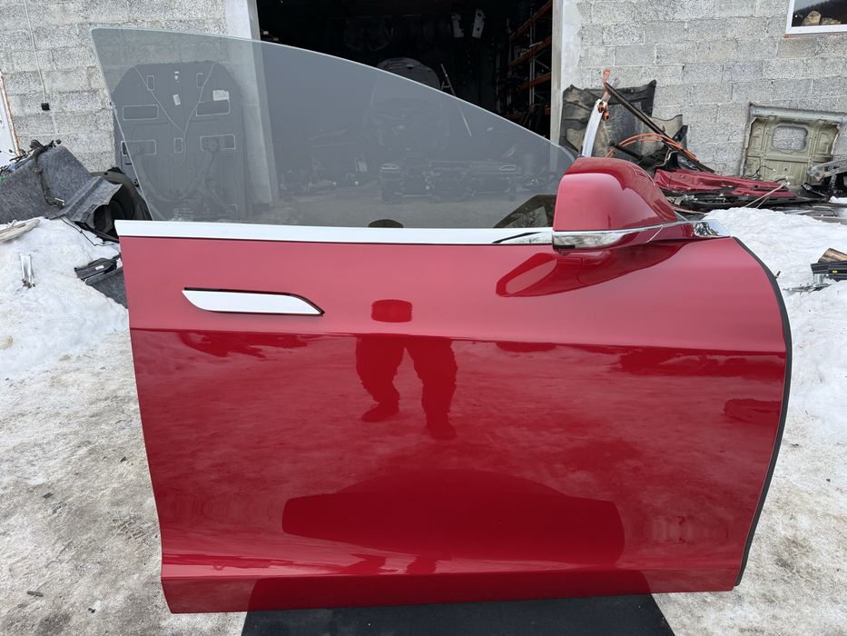 Двері передні праві Tesla model S Тесла модель C  червоні.