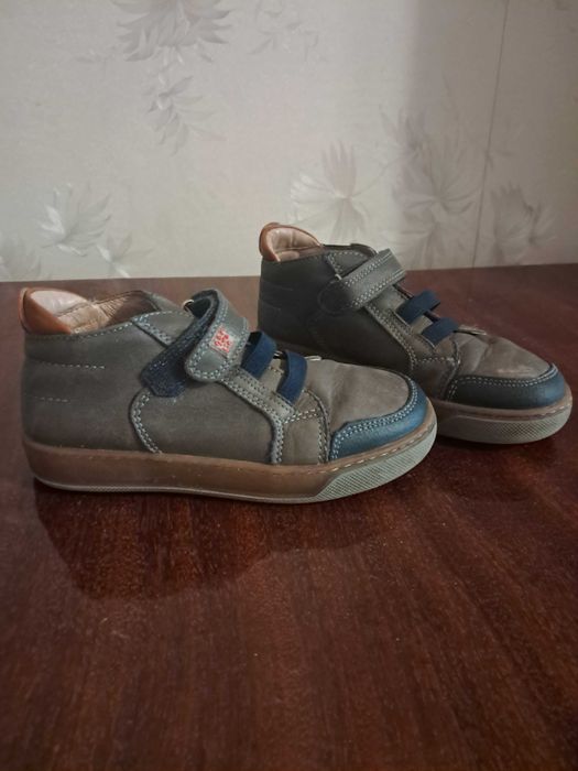 продам дитячі кросовки GARVALIN розмір 29