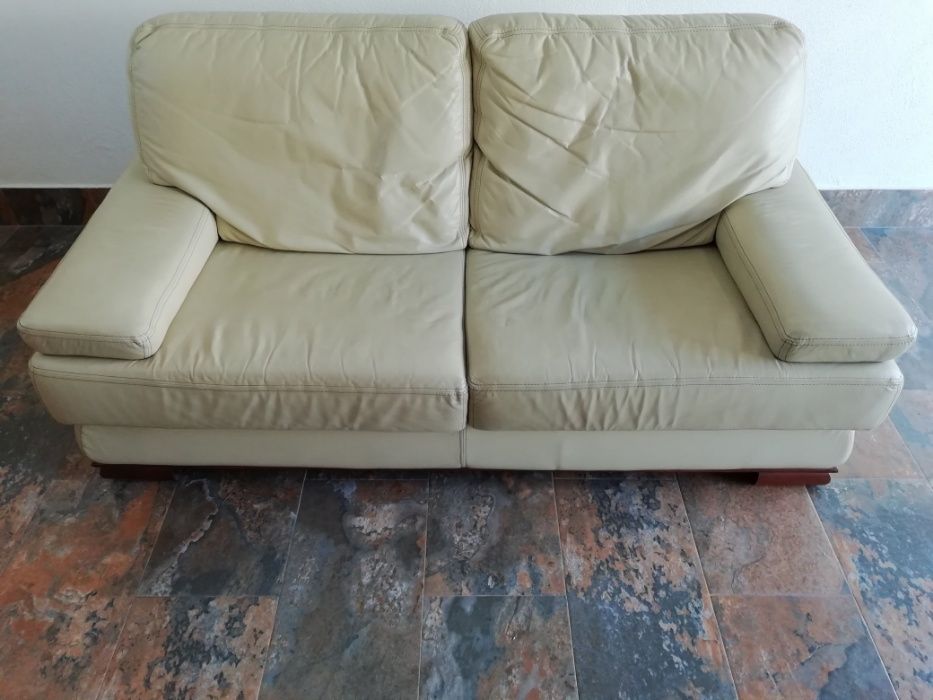 Sofá em pele genuína de alta qualidade, confortável e espaçoso